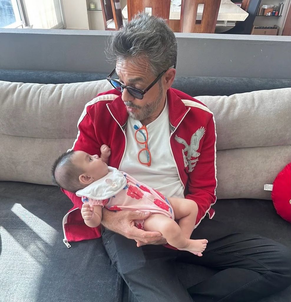 Eugenio Derbez también celebró la vida de su nieta.