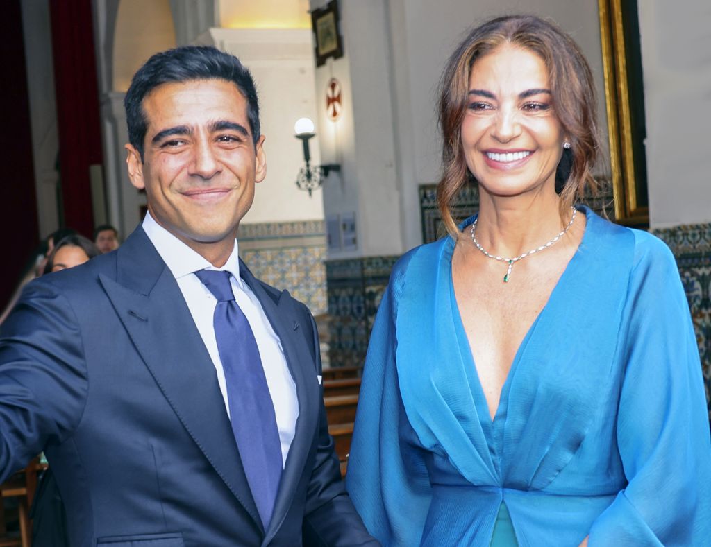 Alberto Herrera y su madre, Mariló Montero, el día de su boda con Blanca Llandres en Sanlucar de Barrameda, el 18 de octubre de 2025