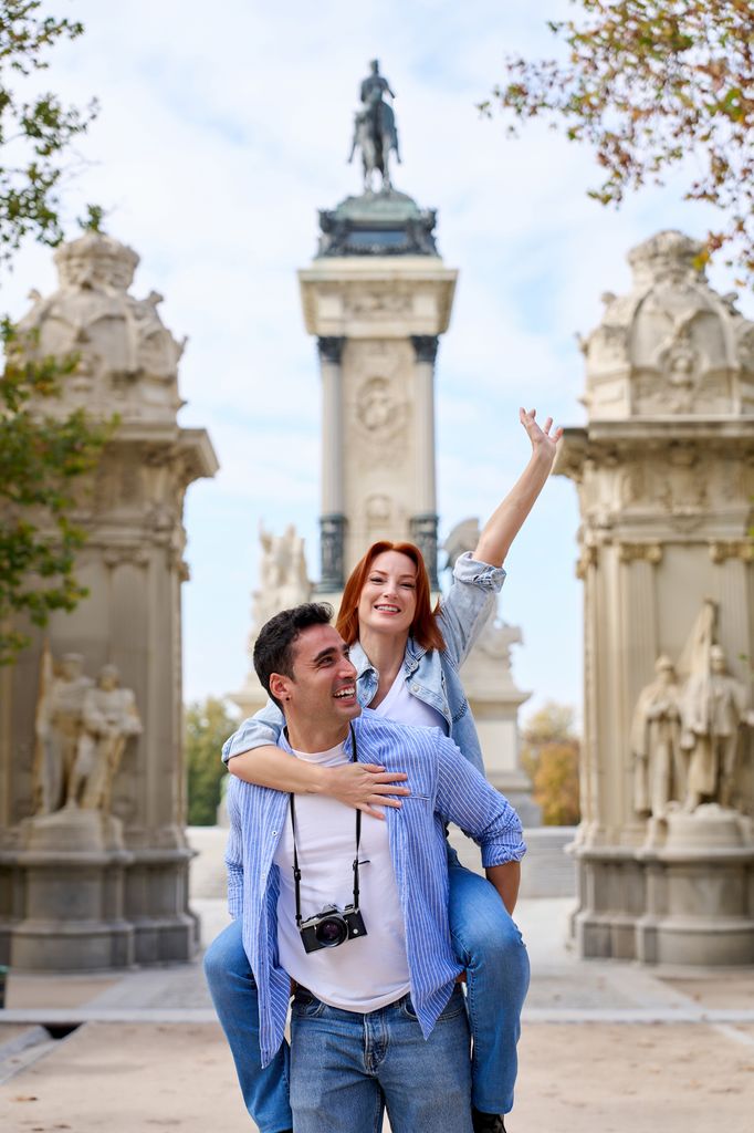 pareja turismo feliz