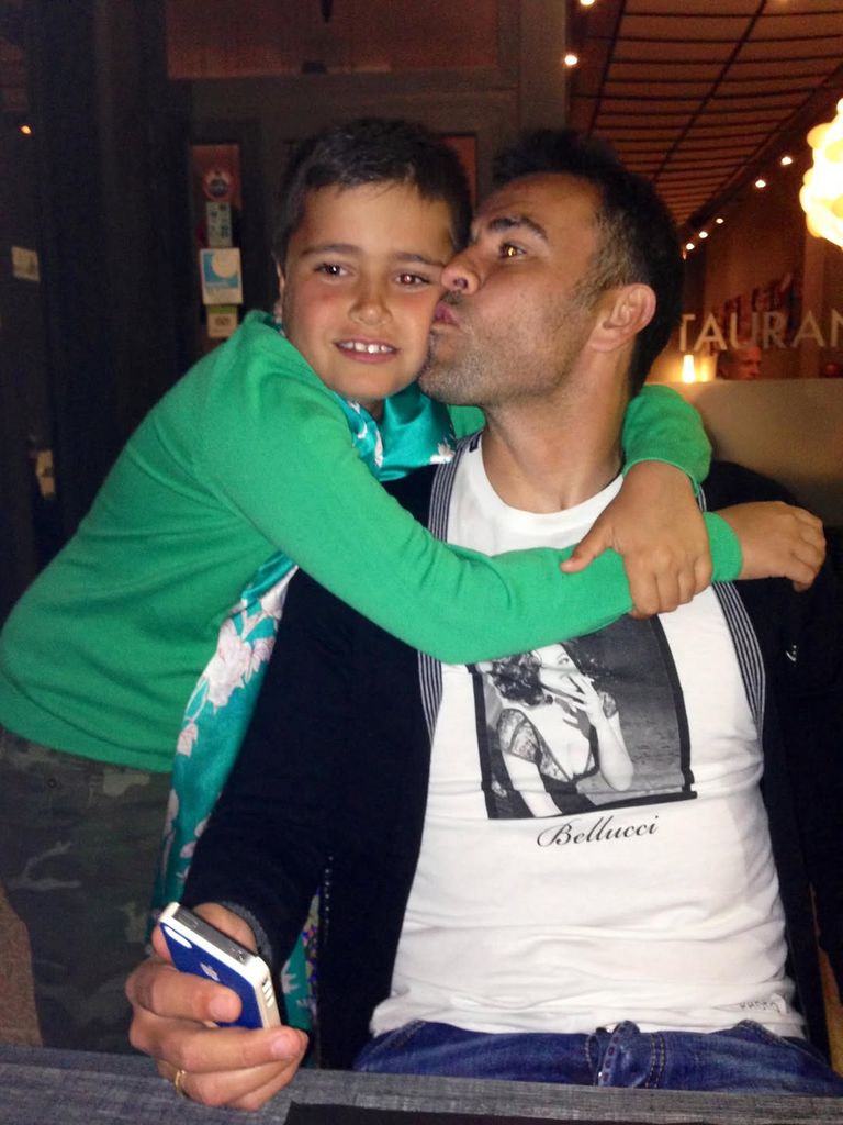 Marco de pequeño recibe un beso de su padre
