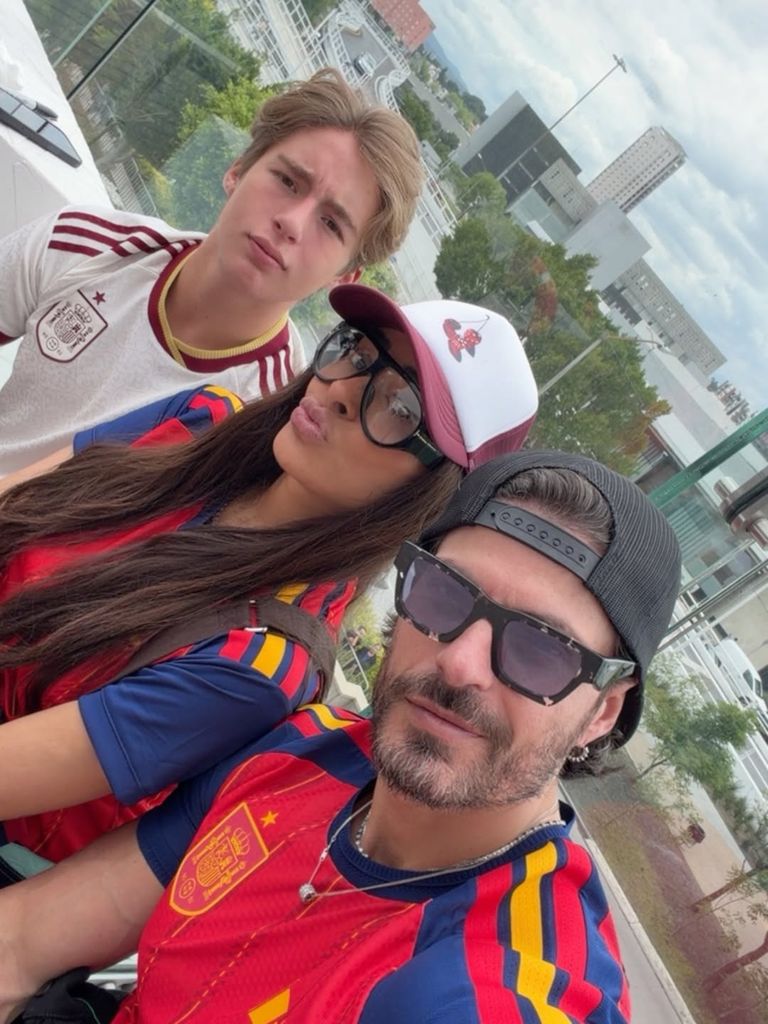 Galilea Montijo con los hombres de su vida; su hijo Mateo y su novio Isaac Moreno.