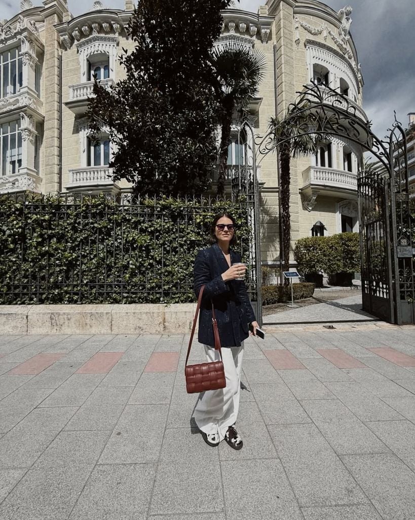 Bea Gimeno primer look premamá con zapatillas barefoot, las mismas que Isabelle Junot