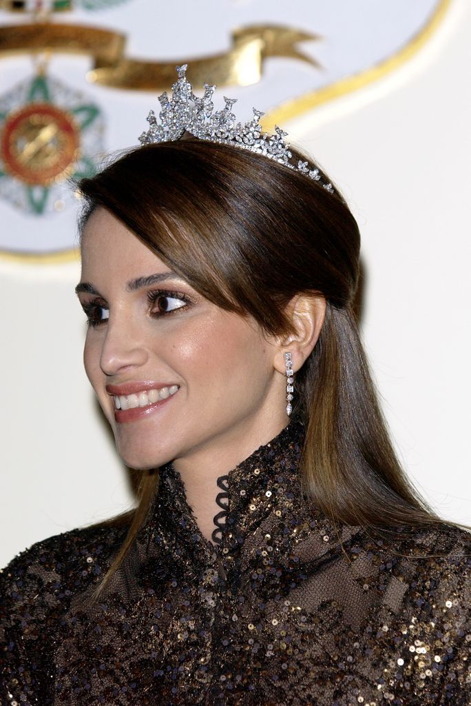 Dos días después de estrenar su tiara misteriosa, Rania volvió a llevarla en Londres.