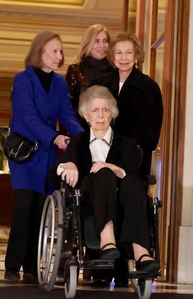 La reina Sofía, junto a su hermana Irene y su hija, la infanta Cristina, en la preboda de su sobrino