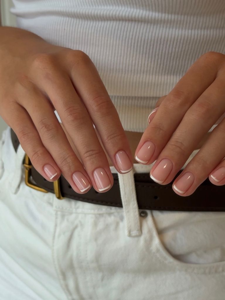 Primer plano de una manicura francesa