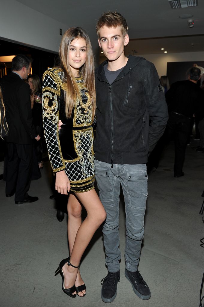 Presley Gerber junto a su hermana Kaia en 2015, año en el que dio sus primeros pasos en la moda. Por entonces era un adolescente deportista al que le gustaba surfear, nadar y jugar al waterpolo