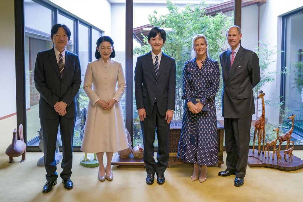 Los duques de Edimburgo recibidos por los Príncipes Herederos de Japón y su hijo, Hisahito, futuro emperador