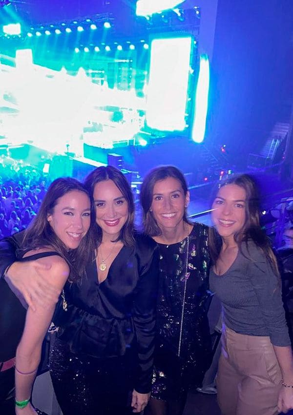 Tamara Falcó con 'total look' negro en el concierto de Aitana