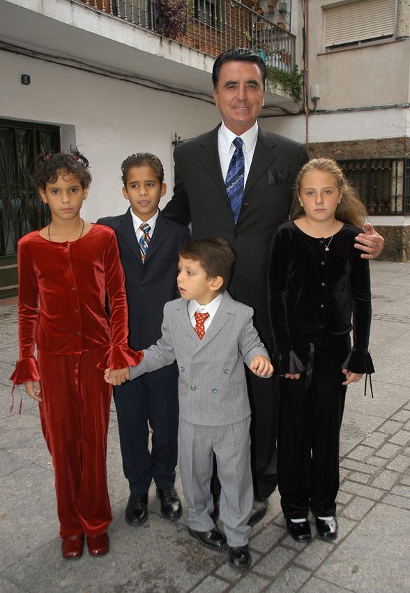 Ortega Cano con sus hijos y con los nietos de Rocío Jurado