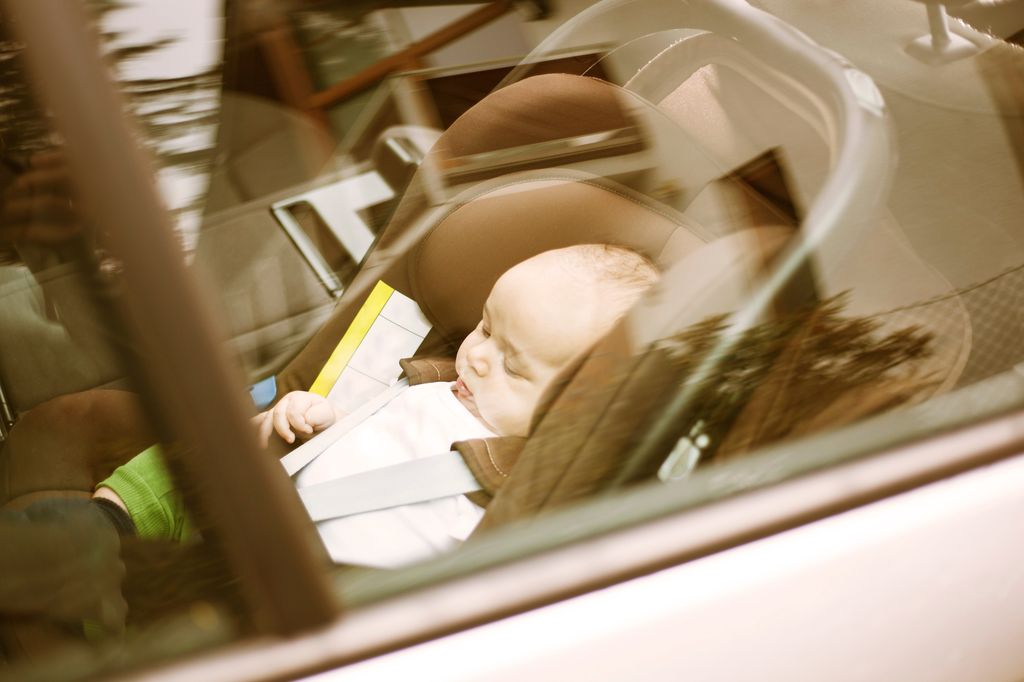 Bebé dentro del coche en riesgo de golpe de calor