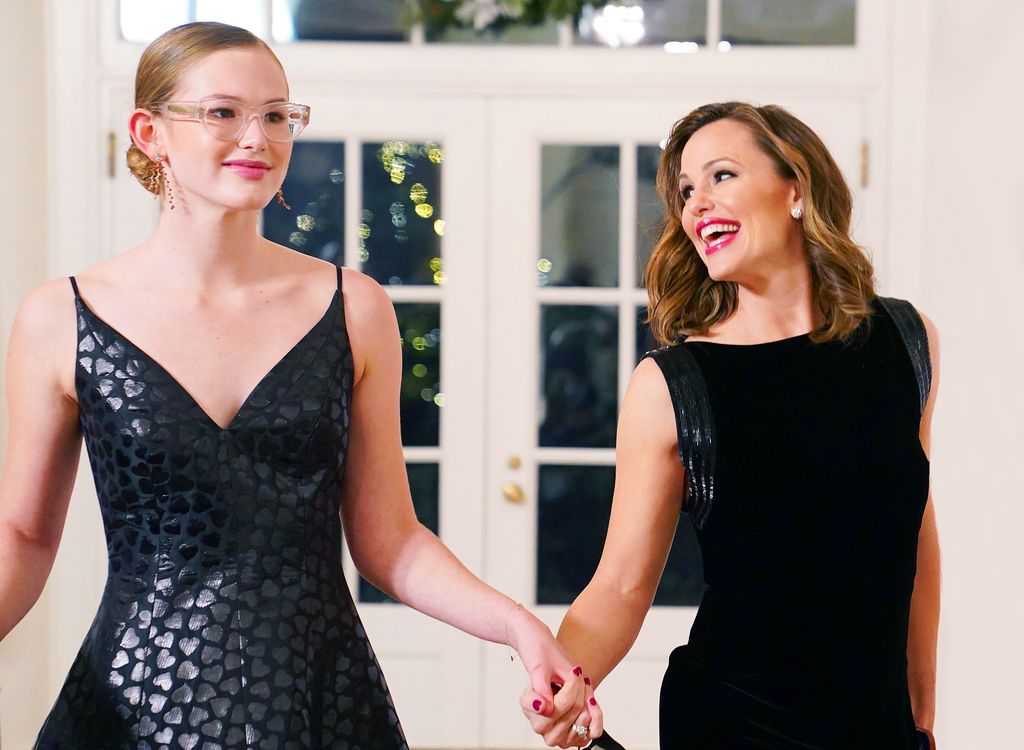 Jennifer Garner y su hija Violet llegando a la Casa Blanca para la cena de estado con Emmanuel Macron, el 1 de diciembre de 2022