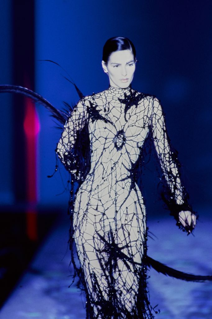 El segundo 'look' Mugler que Miley lleva en la promoción de su nuevo álbum.