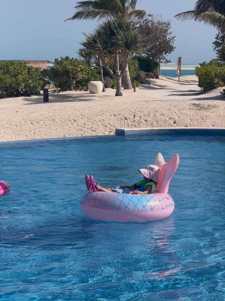 Bella Esmeralda, la más relajada en la piscina.