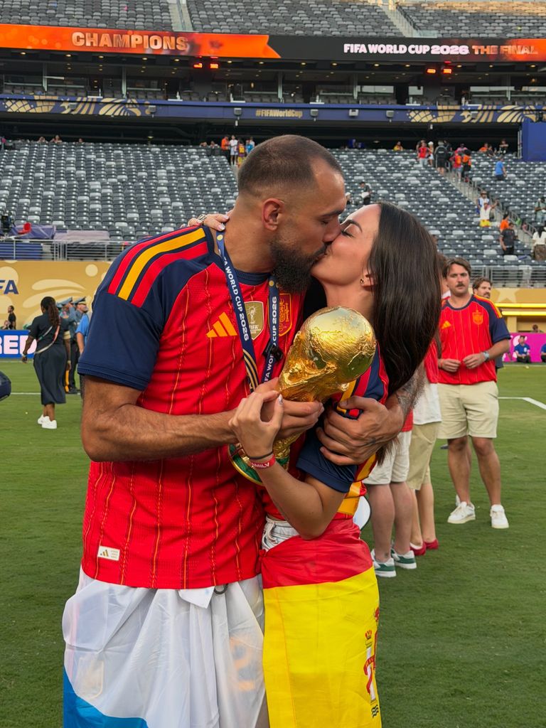 El beso de película de Borja Iglesias y María Valero tras alzarse con el título de campeones del mundo