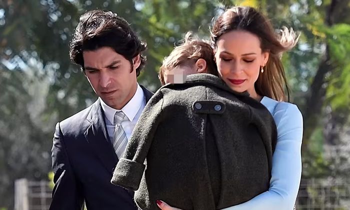 Cayetano Rivera y Eva González con su hijo