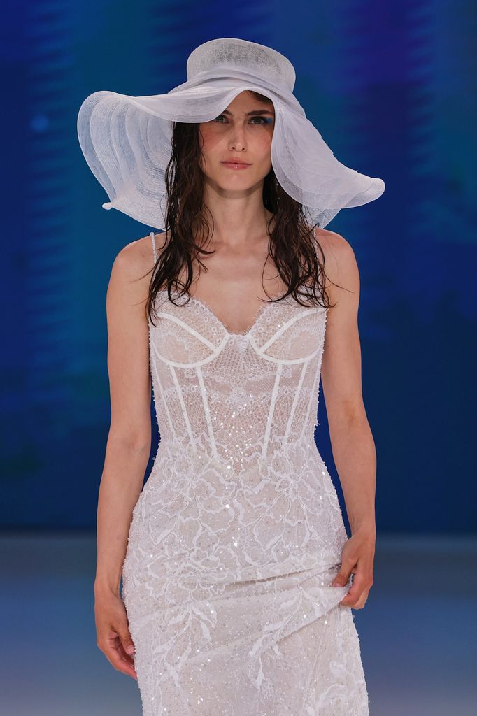 Las tendencias nupciales para 2026 incluyen sombreros y perlas.