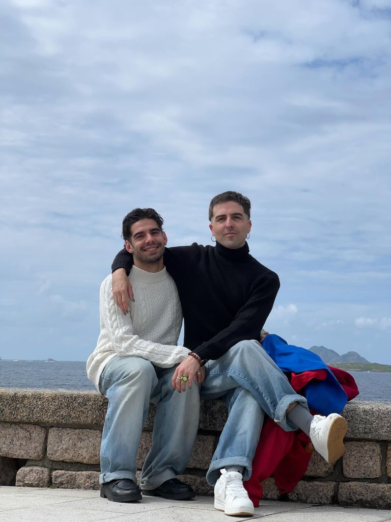 Xián Martínez junto a su pareja, Àlex Marteen, quien fue el encargado de comunicar públicamente la triste noticia de su fallecimiento a los 30 años