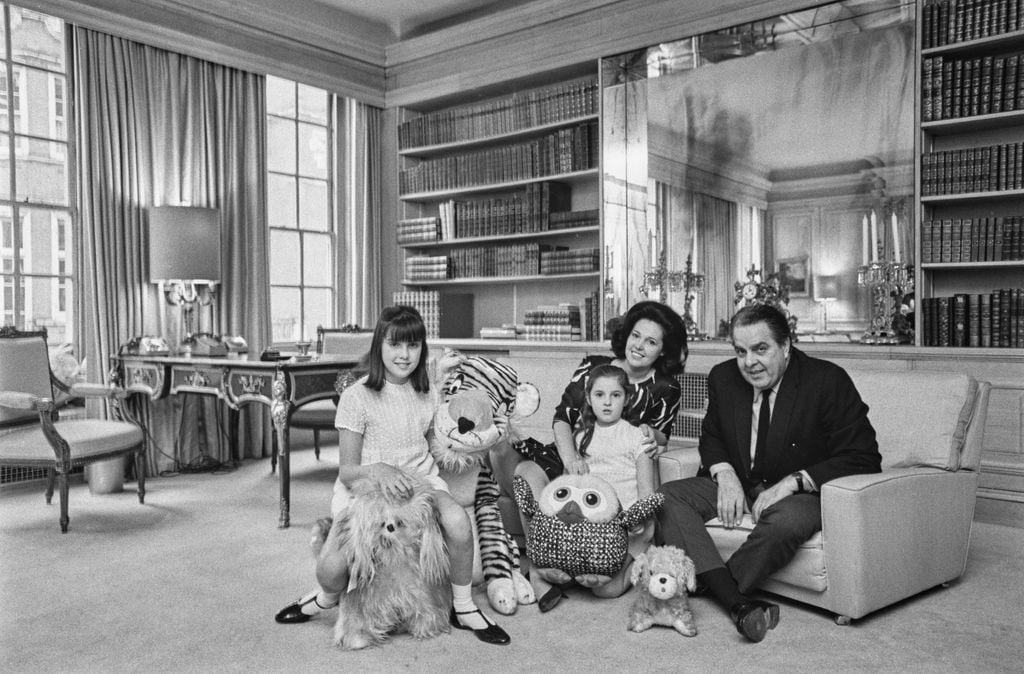 Albert Broccoli con su mujer Dana y sus hijas, Tina y Barbara, en un posado de 1967