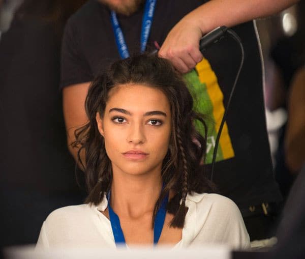 La modelo dejó su belleza y su pelo (ahora con un favorecedor corte midi después de haber dicho adiós a su larga melena) en manos de los profesionales para que la dejaran radiante para salir a 'comerse' la pasarela.
