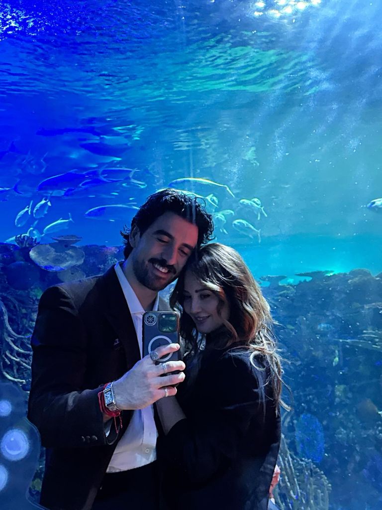 Andrea Legarreta con su novio Luis Carlos Origel en el evento de Mía Rubín en el Acuario Inbursa.