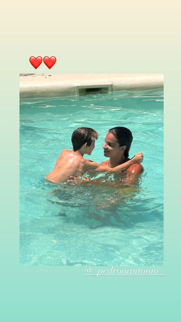 Pedro Antonio junto a Noah, hijo de Elena Furiase, disfrutando de la piscina