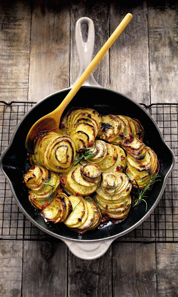 Sartén de patatas al romero y al horno