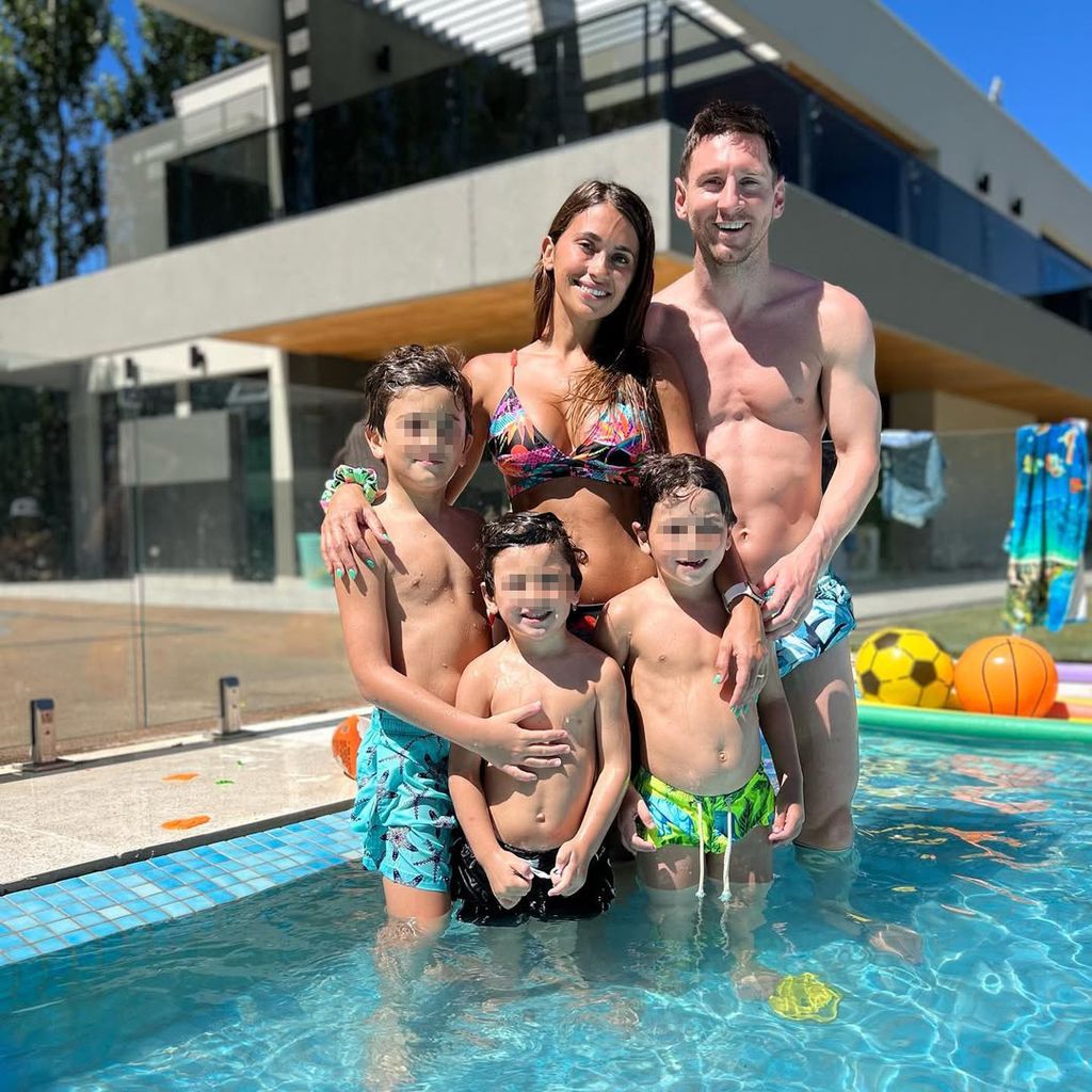 Leo Messi y Antonela posan con sus tres hijos en su residencia en Argentina