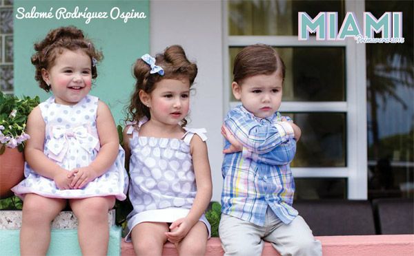 Alegría, calidez y ternura. Estos son los atributos que la firma de moda infantil EPK ha visto en la pequeña Salomé, que posa con los diseños de primavera de lo más sonriente y divertida © EPK
