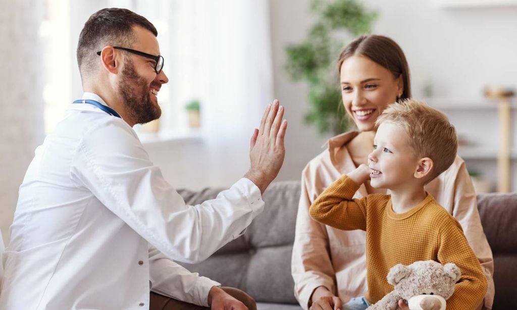 m dico simp tico con madre e hijo en su casa