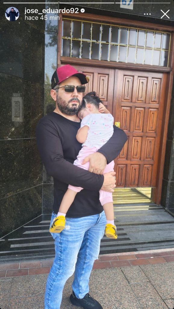 José Eduardo Derbez con Tessa, quien en medio del paseo con su papá se quedó dormida.