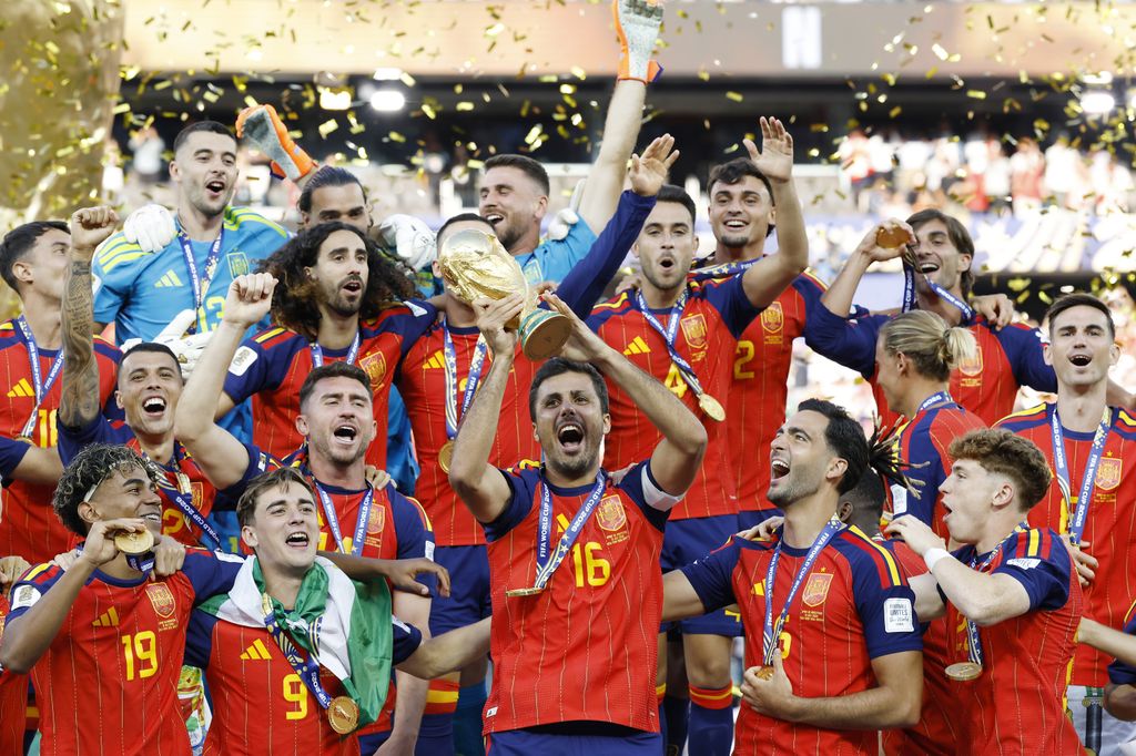 El capitán de la Selección Española alzó eufórico la copa tras la final