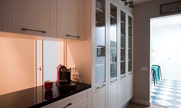 Un amplio piso en el centro de Barcelona con buen gusto y un toque de color