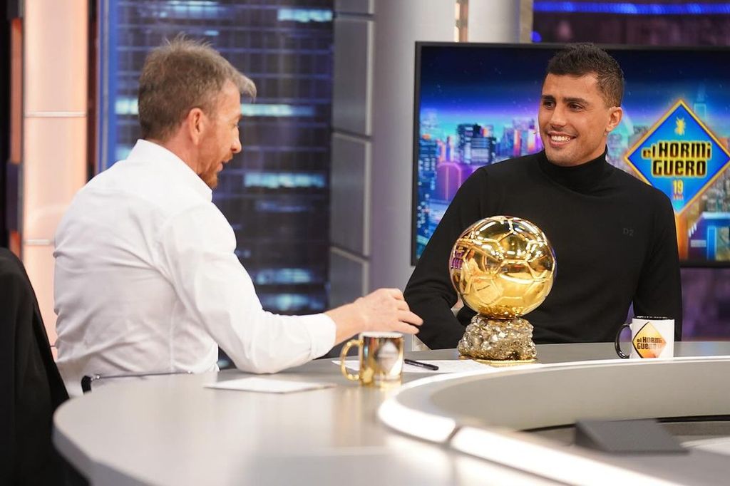 Plano medio de Rodri en El Hormiguero con Pablo Motos