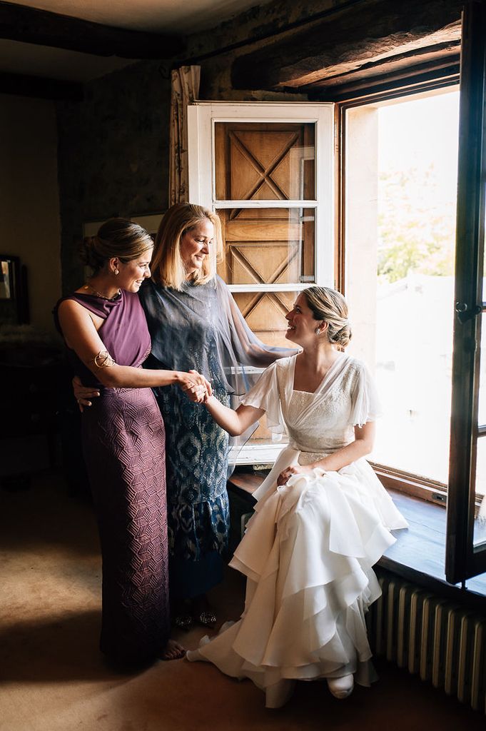Natalia con vestido de novia de Manuel de Vivar en su boda con Nacho, celebrada en Castiello de Selorio, con su hermana gemela y su madre