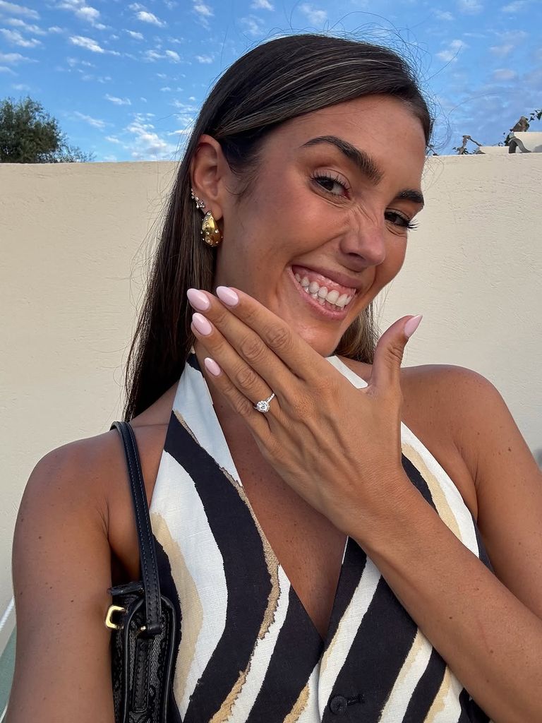 Anna comparte su felicidad al anunciar su compromiso