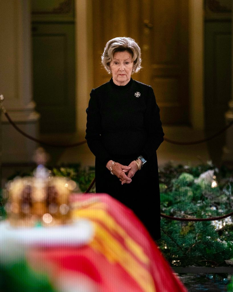 Sonia de Noruega ante el féretro de su marido, el rey Harald