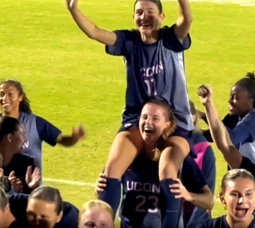 Naia Ocio celebrando una victoria tras un partido de fútbol