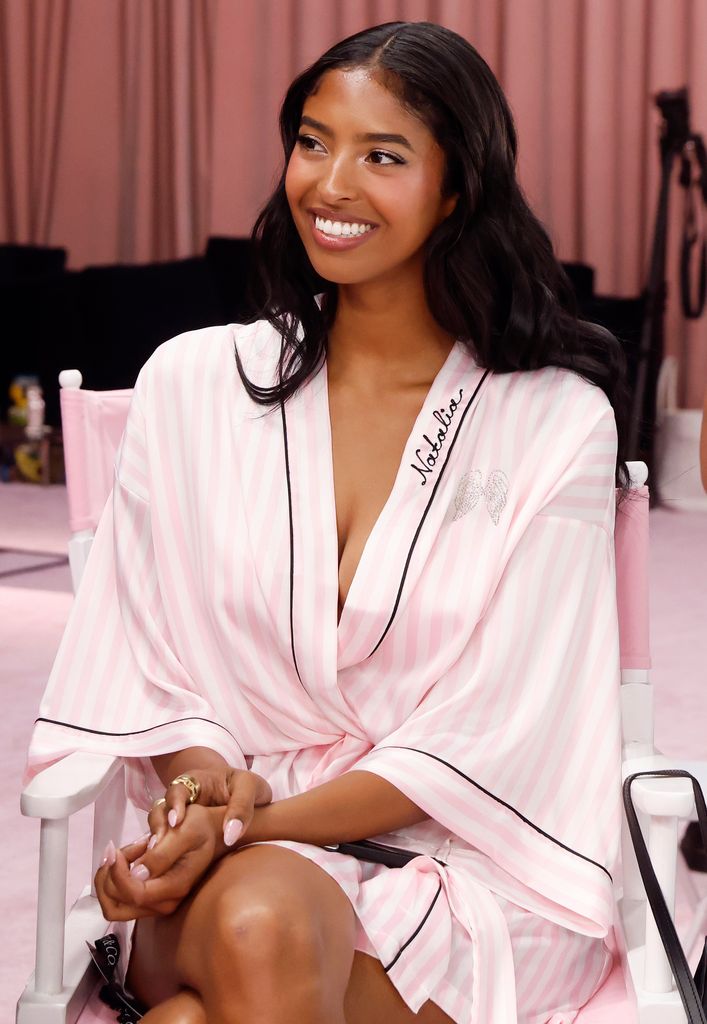 Natalia Bryant en el backstage antes del desfile donde debutó en el Victoria's Secret Fashion Show 2026 en Sony Pictures Studios el 18 de octubre de 2026.
