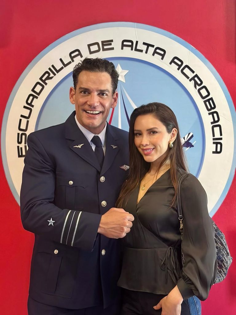 Cristian de la Fuente celebra junto a su novia el ascenso a comandante en las Fuerzas Aéreas de Chile