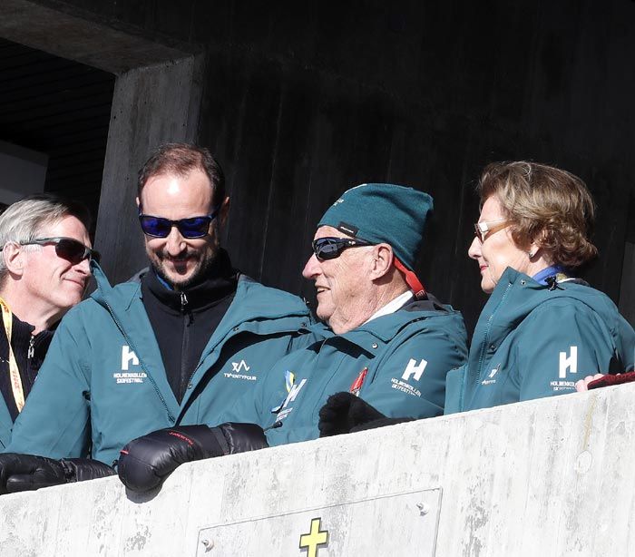 Haakon de Noruega y sus padres, los reyes Harald y Sonia