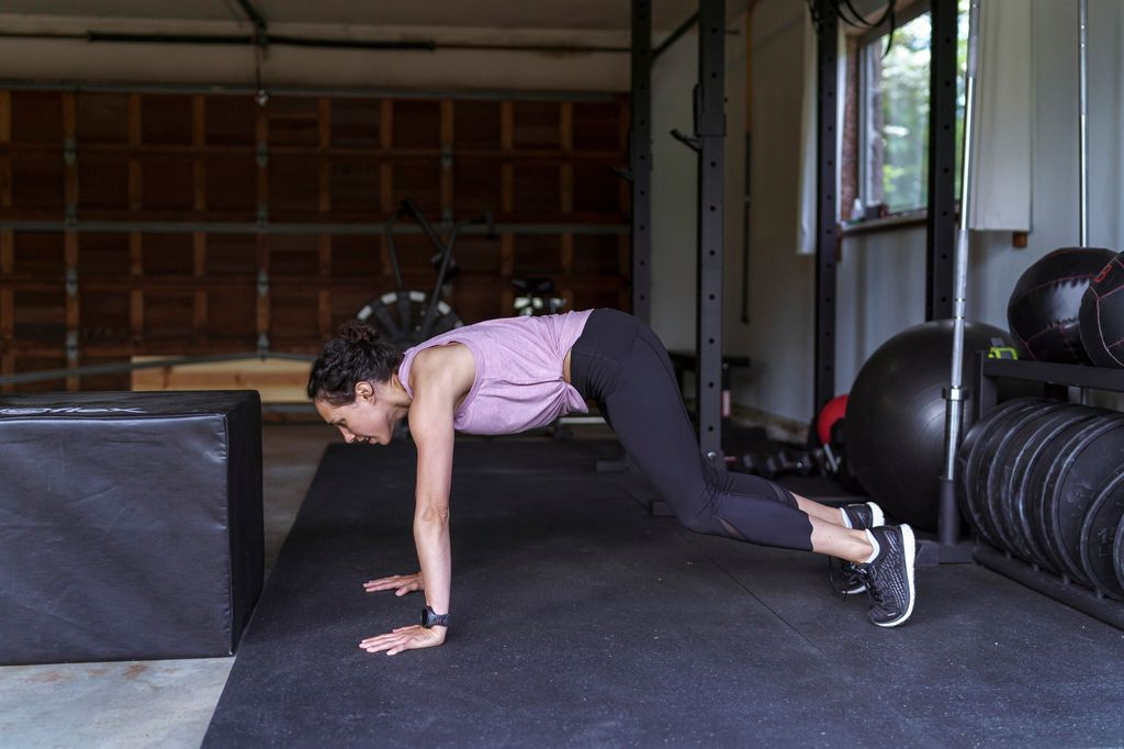 Mujer haciendo un burpee