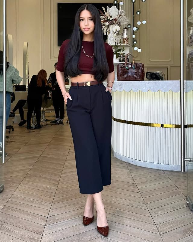 Ángela Aguilar le ha dado un giro a su look, ahora lleva la melena bien lacia.