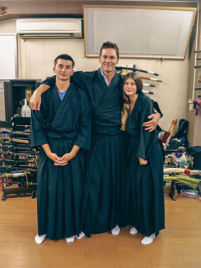 Tom Brady con sus hijos Benjamin y Vivian durante su viaje por Japón.
