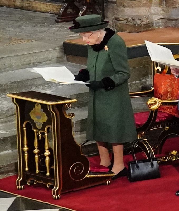 Isabel II en el servicio religioso en memoria de su marido