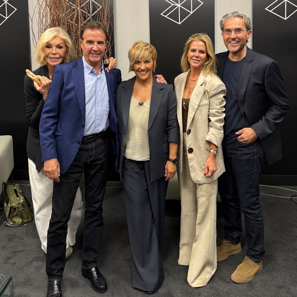 Amelia Bono junto a Cristina Pardo y los invitados a 'La mesa'