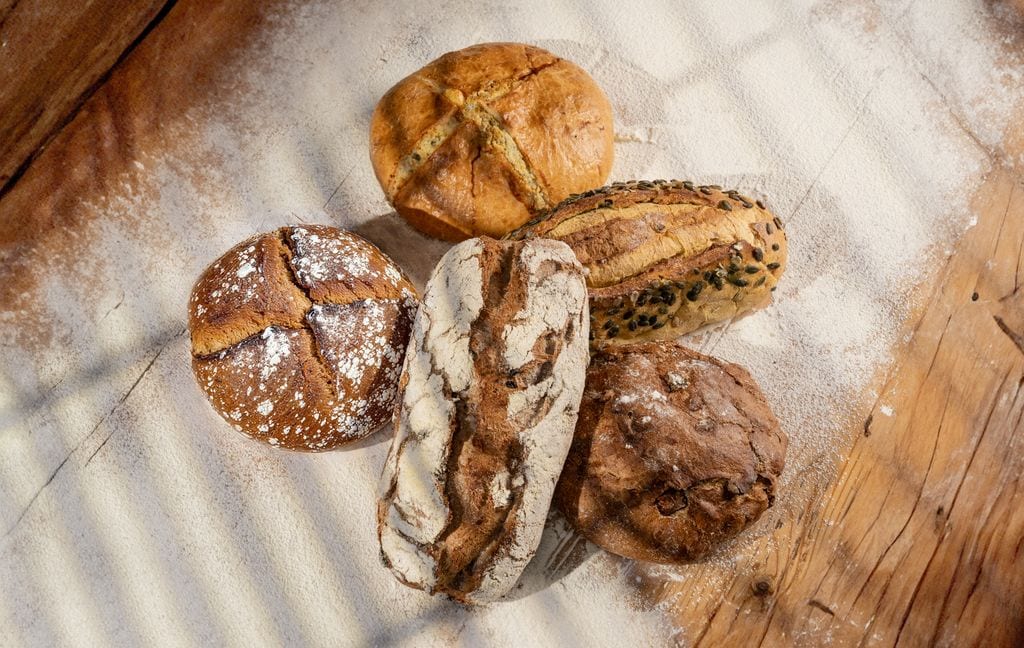 En levaduramadre hacen diferentes tipos de hogaza: centeno, espelta, tomate, avena, aceitunas, pasas y nueces, etc.
