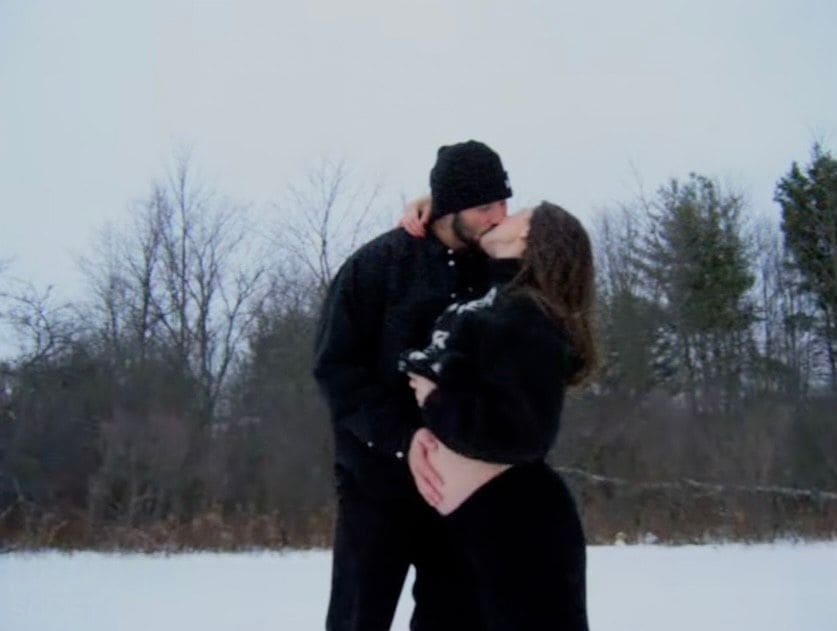 Hailee Steinfeld y Josh Allen anuncian que están esperando su primer hijo.