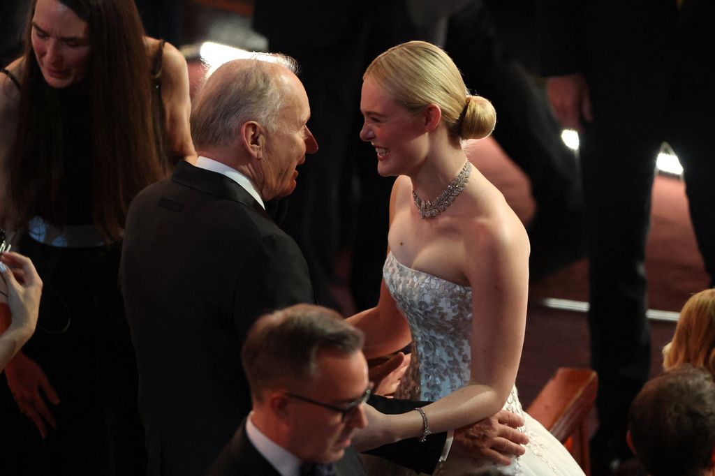Elle Fanning, charlando con Stellan Skarsgård