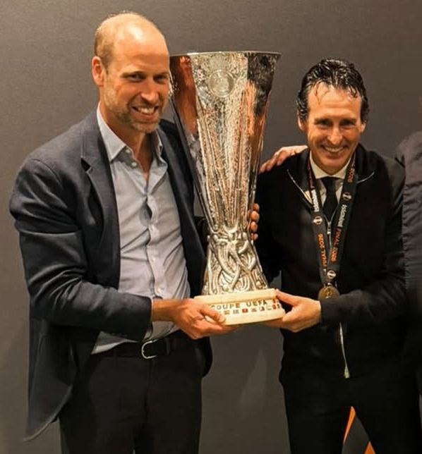 El príncipe Guillermo junto a Unai Emery sujetando la copa del triunfo del Aston Villa en la Europa League, el 20 de mayo de 2026