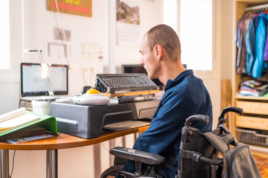 Los trabajadores con una discapacidad igual o superior al 45% pueden acceder a esta vía si la patología está incluida en el listado oficial y cumplen los requisitos de cotización